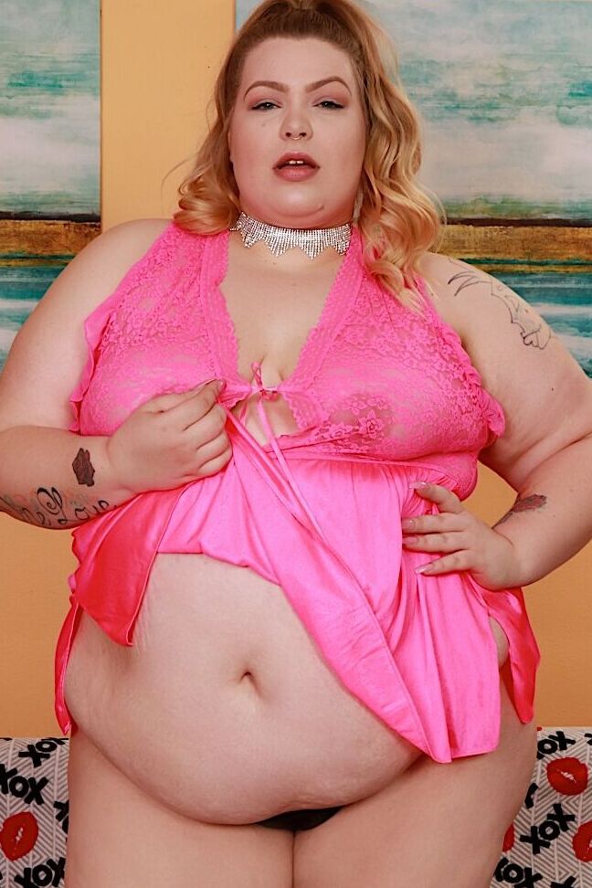 16P Baby Doll BBW obesa se quita la lencería rosa para modelar completamente desnuda