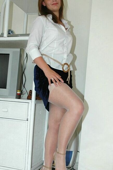 12P Adorable fille en sous-vêtements blancs et bas en nylon posant en solo
