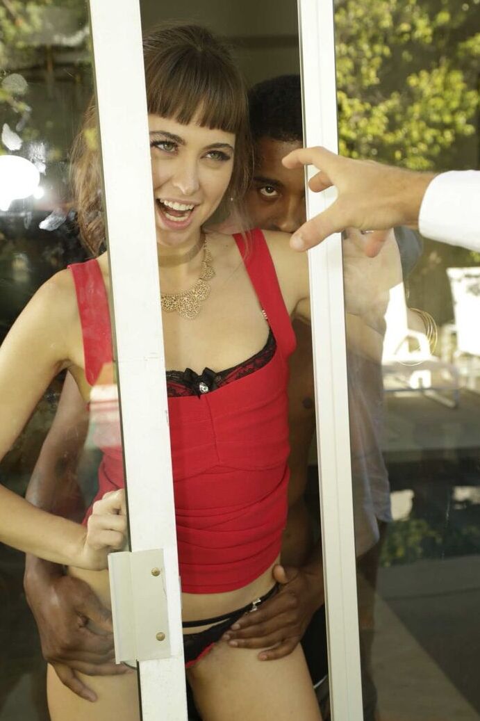 21P La ninfómana pervertida Riley Reid se levanta el vestido rojo y se desmaya intensamente