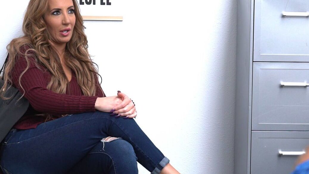 21P A ladrão de lojas curvilínea Richelle Ryan tem seus peitos enormes e buceta picados por um guarda