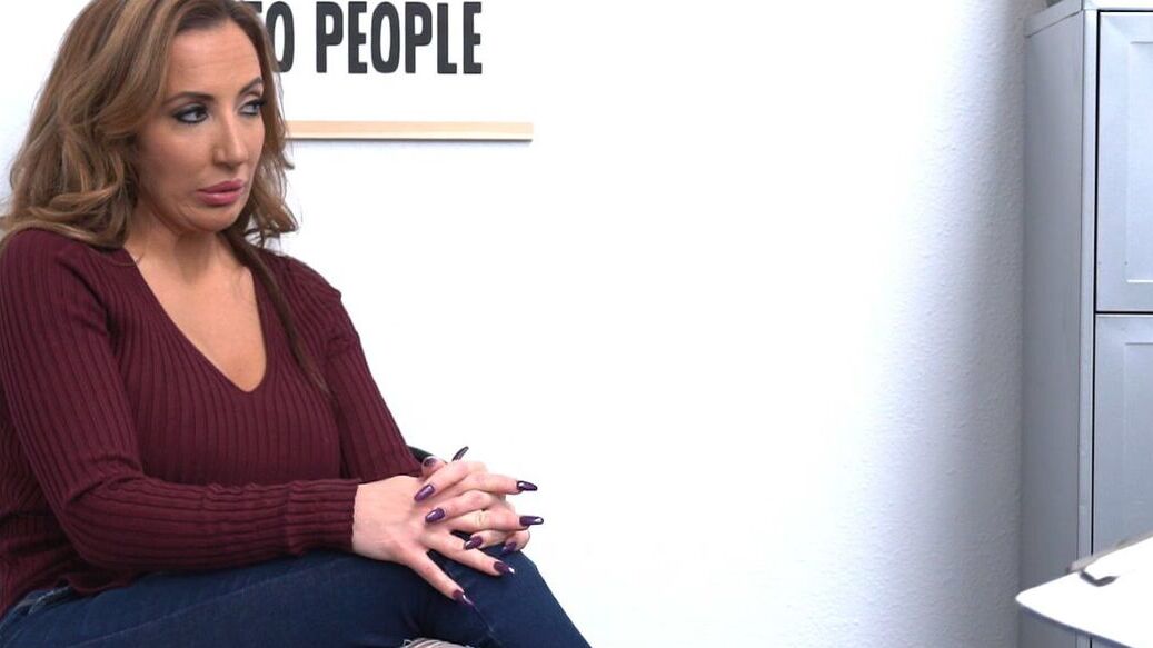 21P A ladrão de lojas curvilínea Richelle Ryan tem seus peitos enormes e buceta picados por um guarda