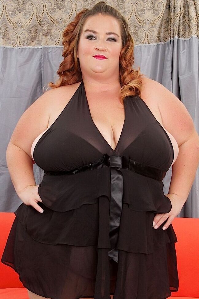 14P SSBBW Kayla Mounds libera enormes peitos flácidos