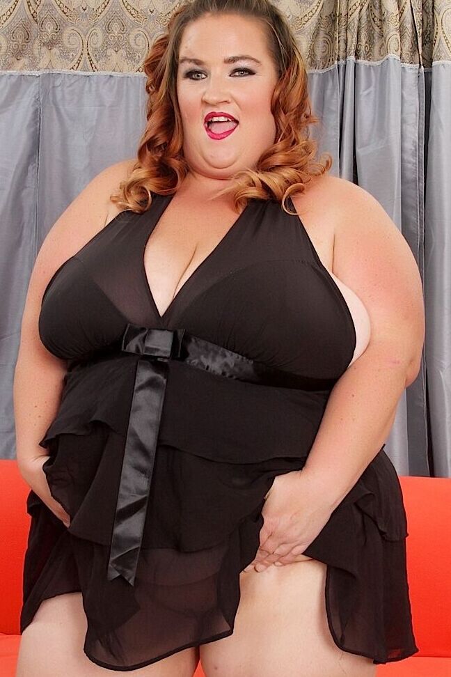 14P SSBBW Kayla Mounds libera enormes peitos flácidos