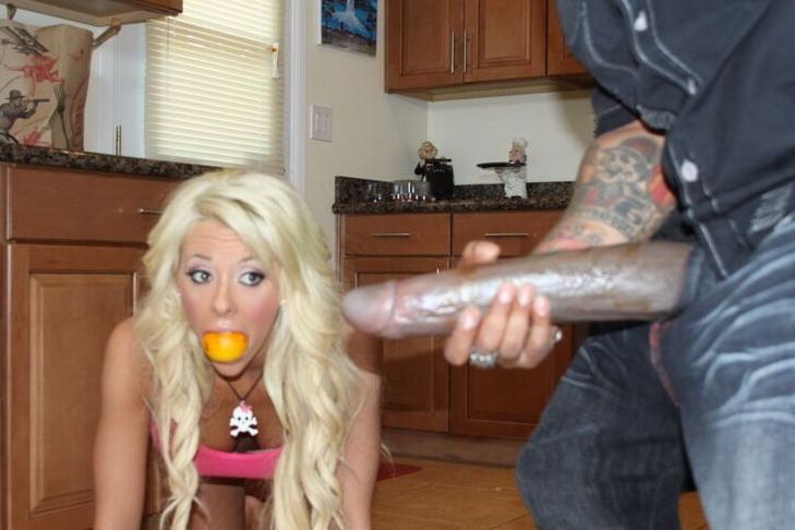 15P Garota loira fica com a boca cheia de esperma depois de fazer sexo com um grande galo negro