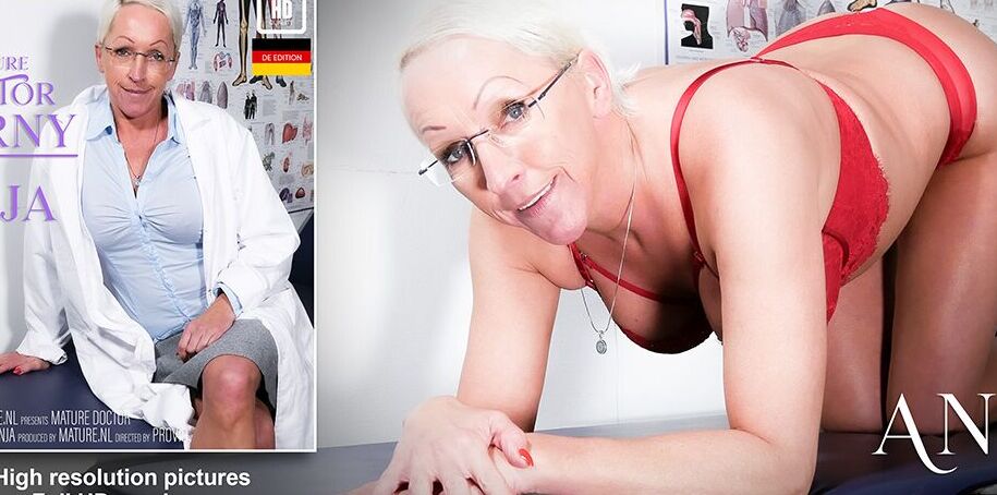 11P A médica madura Anja está sozinha em seu consultório e fica com tesão