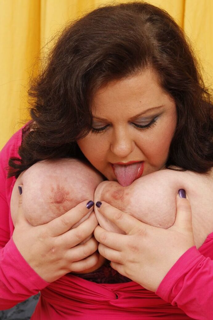 21P Lusty European BBW Helina K fode seus peitos enormes e buceta gorda com brinquedos