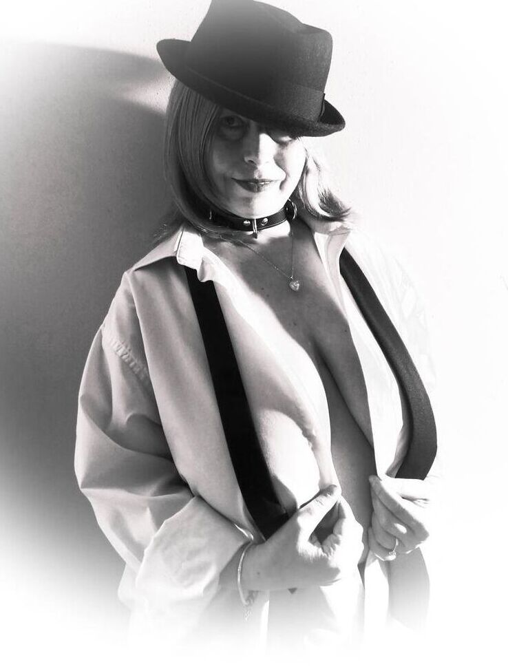 16P La rubia mayor BBW Posh Sophia expone sus enormes tetas y su chocho durante un concierto en solitario