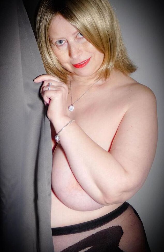 16P La rubia mayor BBW Posh Sophia expone sus enormes tetas y su chocho durante un concierto en solitario