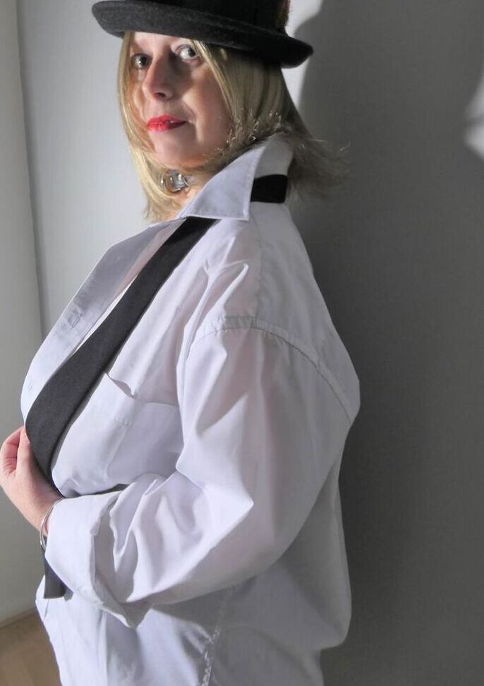 16P La rubia mayor BBW Posh Sophia expone sus enormes tetas y su chocho durante un concierto en solitario