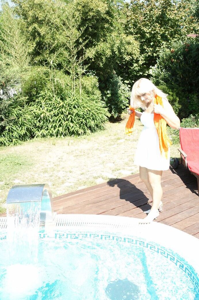 21P Arousing European mature Yazmine strips and masturbates poolside