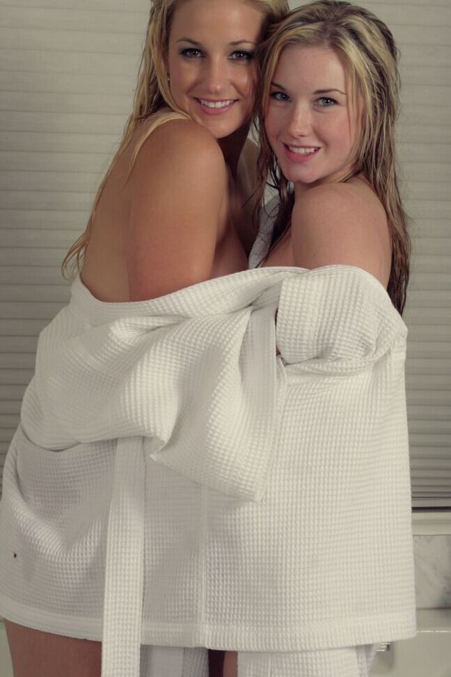 10P Rubia amateur Jewel se da un baño de burbujas con su novia lesbiana