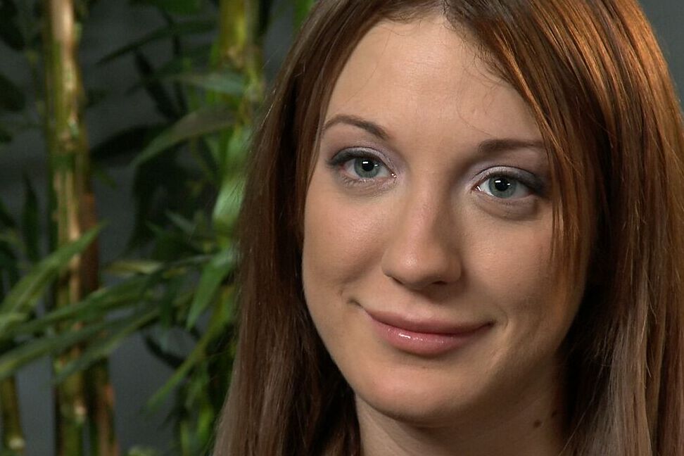 17P La sexy estudiante de derecho Amy Brooke se involucra en una sesión de bondage con hombres salvajes