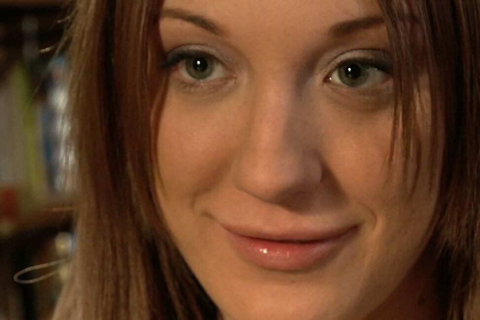 17P La sexy estudiante de derecho Amy Brooke se involucra en una sesión de bondage con hombres salvajes