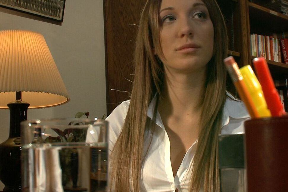17P La sexy estudiante de derecho Amy Brooke se involucra en una sesión de bondage con hombres salvajes
