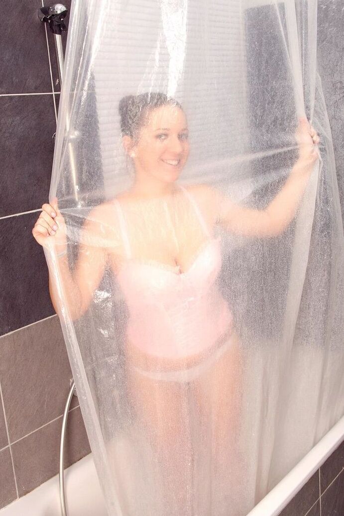 21P La bella culona y tetona Nicole Z se masturba en la bañera