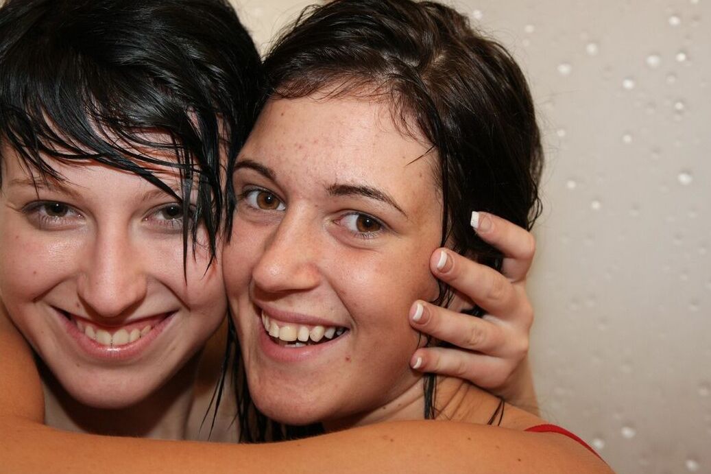 21P La jeune aux gros seins Nicoletta H doigte sa chaude amie lesbienne sous la douche