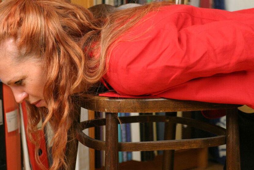12P Une nana aux gros seins est déshabillée après avoir été menottée et attachée par un envahisseur