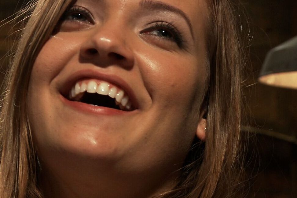 21P La adorable Ashlynn Leigh de 28 años es follada duramente en grupo después de quitarse la falda