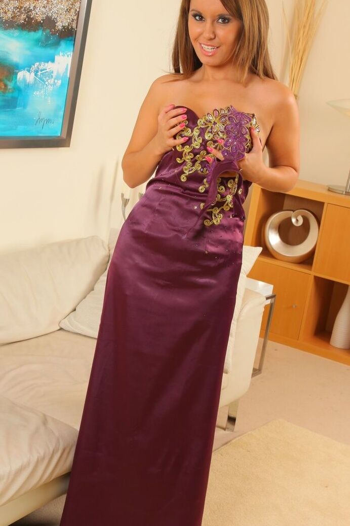 21P A gata bronzeada Michelle X tira seu lindo vestido e posa com meias pretas