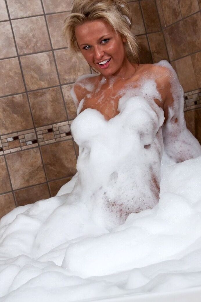15P Cherry Zips Kendra Bubble Bath