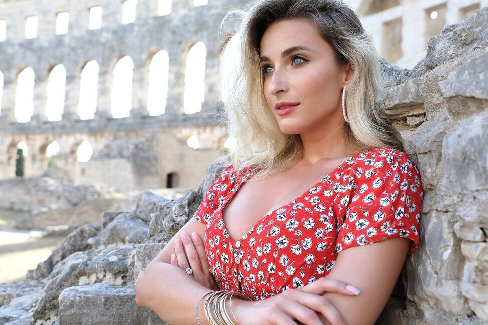 12P Une sale blonde pose au Colisée pour un concert de mannequin en toute sécurité