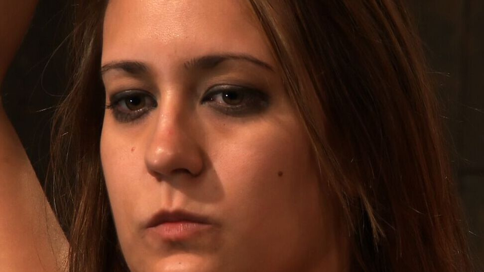 21P 大きなジャグで縛られた変態美女がダンジョンで 2 つのドムによって拷問される