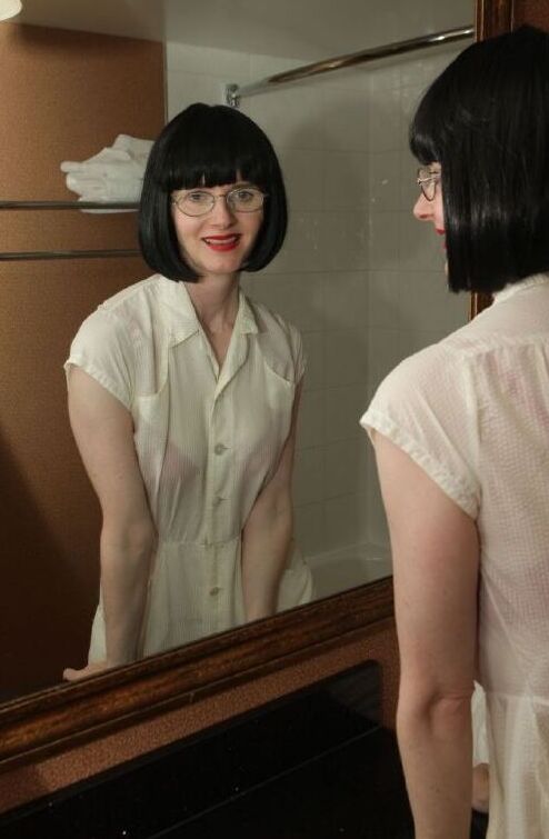 12P Superbe dame mature à lunettes prenant un bain dans ses vêtements