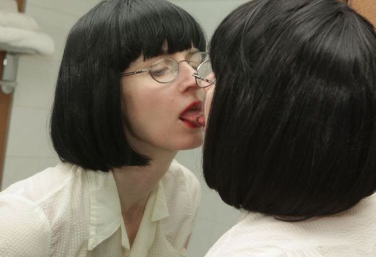 12P Superbe dame mature à lunettes prenant un bain dans ses vêtements
