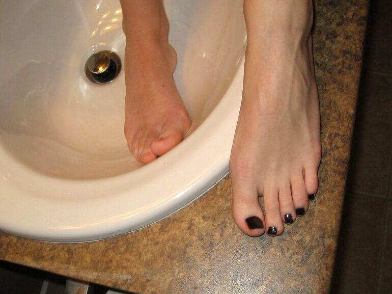 12P Mira como Cali desnuda se pinta los lindos dedos de los pies