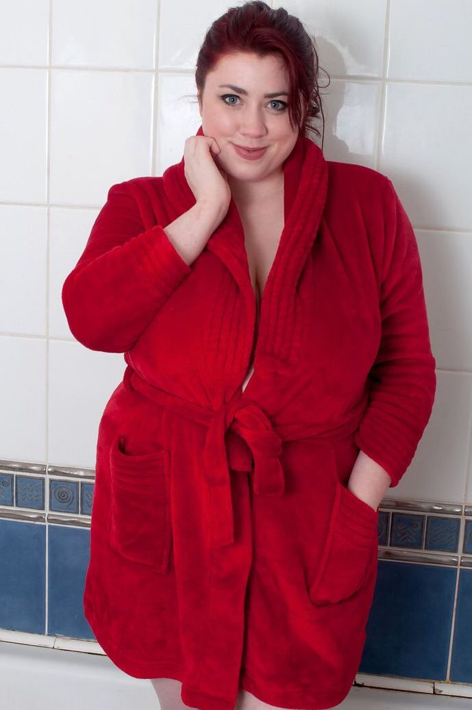 15P Fat redhead with big boobs and a big butt raises a toast during a bath