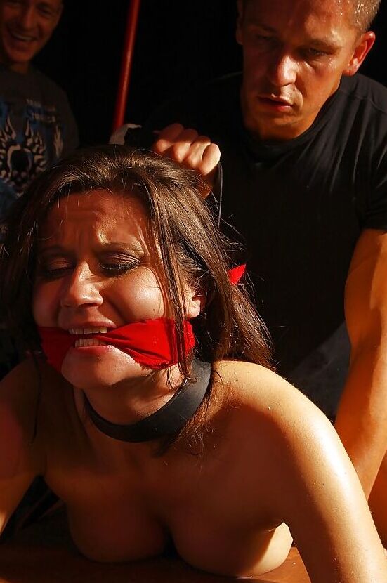 16P 拘束されたひよこが拷問を受け、BDSM マスターによって荒々しくアナルを犯される