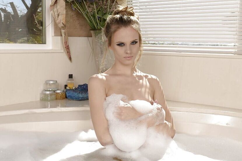 16P La hora del baño con la mojada solitaria Jillian Janson y su coño afeitado