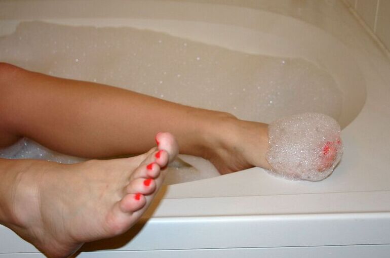 12P Amy shows off her cute painted toes in a bubble bath