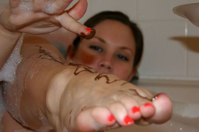 12P Amy shows off her cute painted toes in a bubble bath