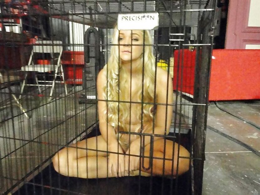 16P Amateur-BDSM-Szene mit dem heißen Babe Jessie Andrews in einem Käfig