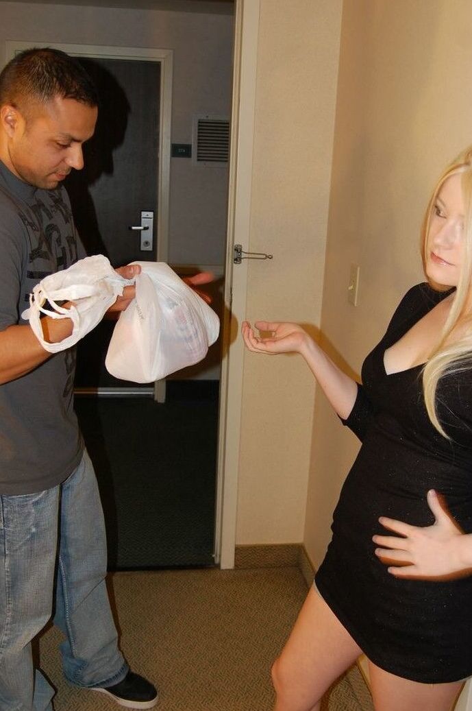 10P Rubia con vestido negro se pajea una polla en el baño mientras su mamá mira