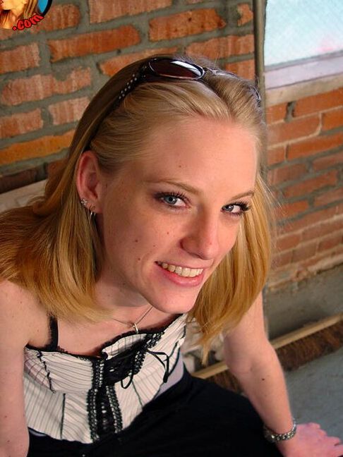 15P Adolescente rubia chupa a un negro en el agujero de la gloria del baño