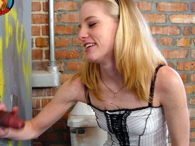 15P Adolescente rubia chupa a un negro en el agujero de la gloria del baño