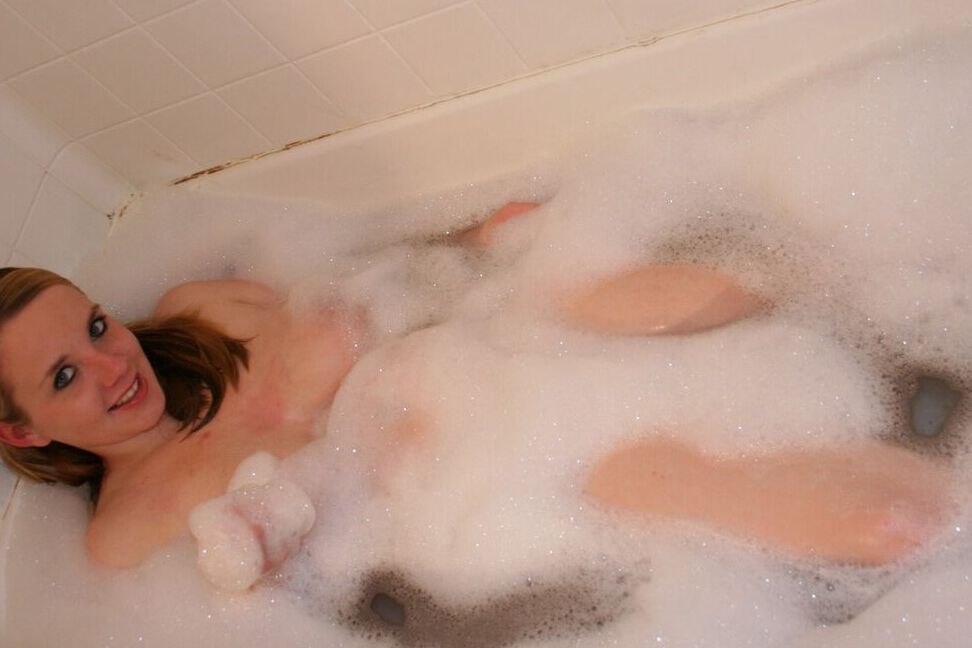 12P GND Modelos Menina peituda tomando banho de espuma