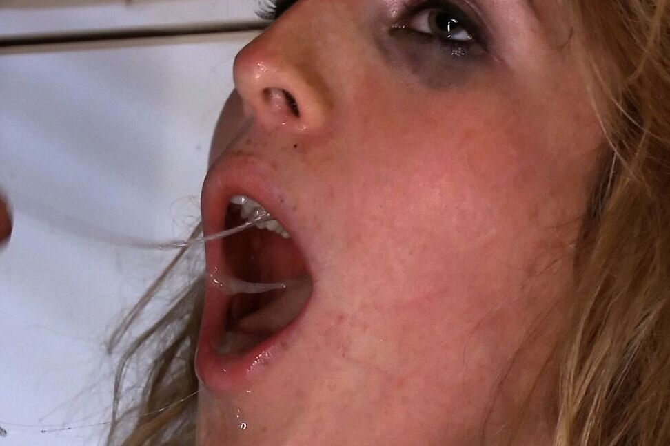 17P A dona de casa submissa Kara Price é fodida com a boca por James Deen