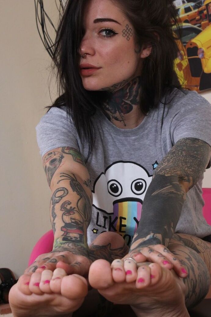 12P A fofa tatuada Refen tira os sapatos para balançar os pés sensuais para a câmera