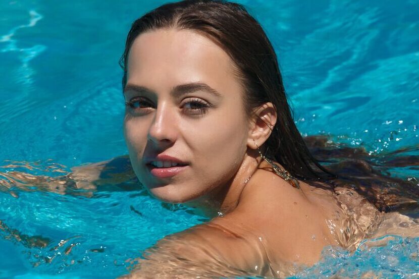 18P La hermosa joven Dominika A en traje de baño muestra su coño mojado junto a la piscina