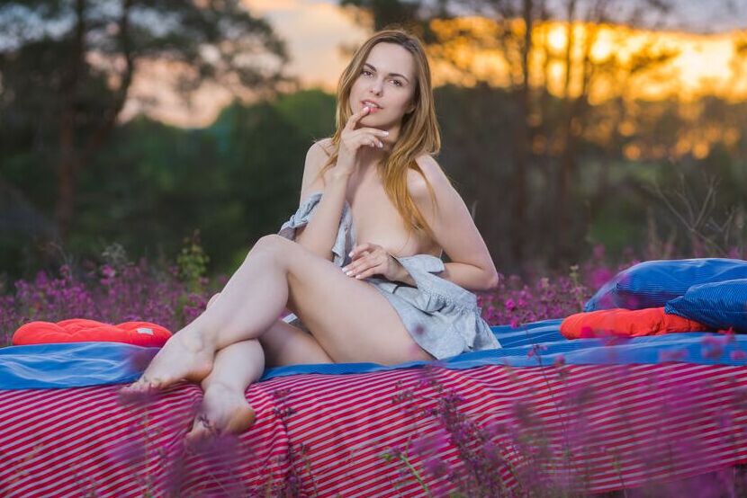 18P A adolescente caucasiana Nasita se despe para fazer poses nuas enquanto o sol se põe no céu
