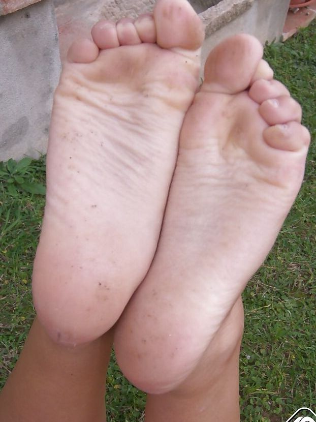 16P Ylenia veut partager son fétichisme des pieds avec vous autres.