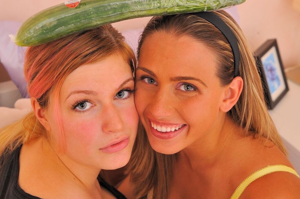 17P Jovens europeias Renna e Danielle brincando com um pepino enorme
