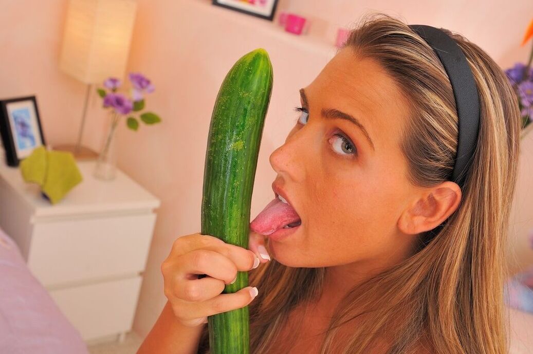 17P Jovens europeias Renna e Danielle brincando com um pepino enorme