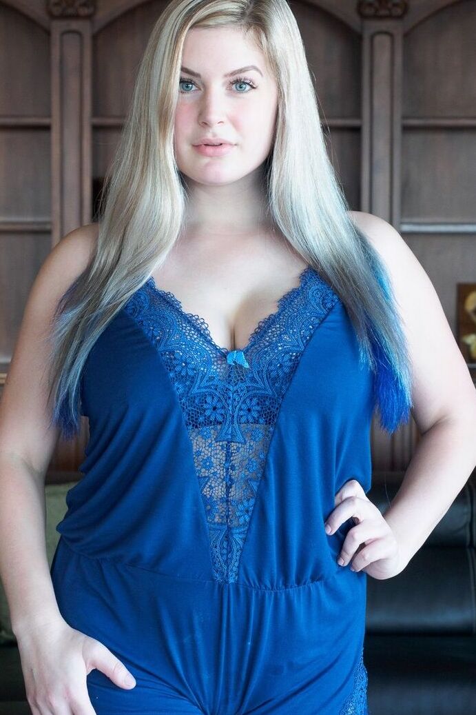 17P Impresionante gordita amateur danielle muestra sus pies y sus grandes tetas