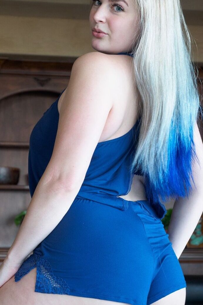 17P Impresionante gordita amateur danielle muestra sus pies y sus grandes tetas