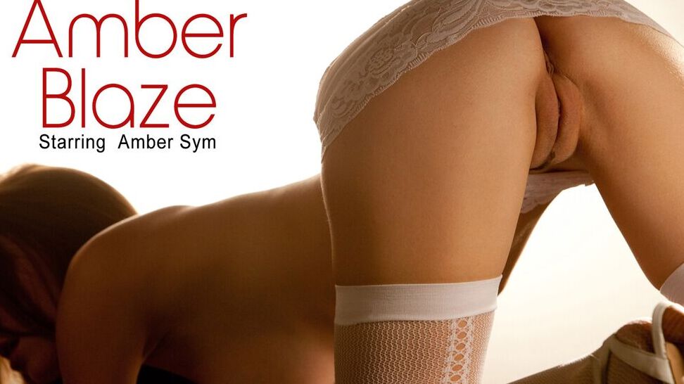 14P Loira Sexy Amber Sym em lingerie de renda