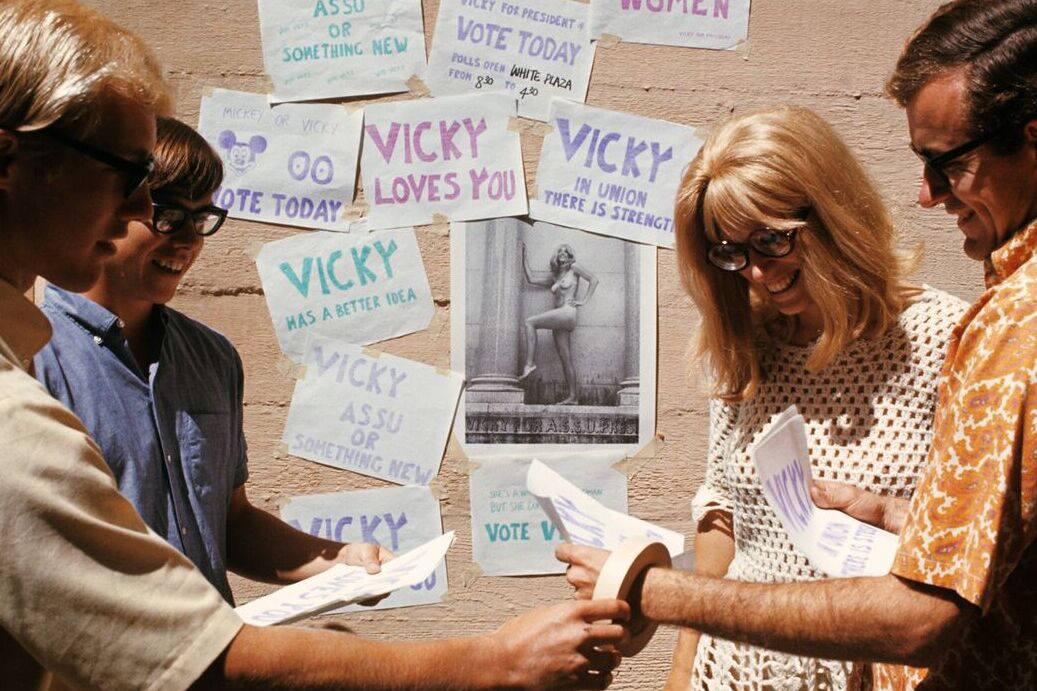 17P A divertida aluna central Vicky Drake exibe seus peitos grandes dentro de casa